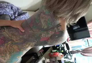 When Rin san, who has a full body tattoo and dreams of doing sex work for women, sees her naked body after taking off her clothes, she gets horny and sucks on her nipples and neck, mixes her tongue with him in a rich D kiss