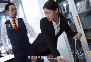 A boss conducts an unusually intimate interview with secretary Ling Qian Tong. Their office encounter develops into an erotic exchange with fetish elements.